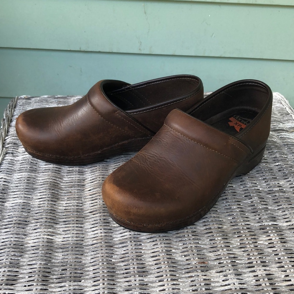 Dansko XP brown leather clogs excellent condition